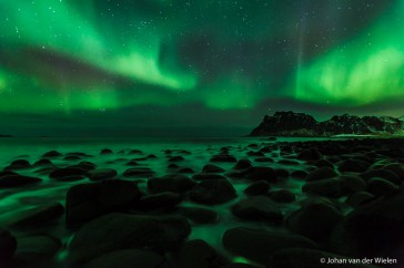 Groene reflectie in de zee. Lofoten, Noorwegen.