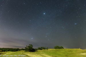 Nachtelijke hemel boven de duinen van Ameland met Orion, Jupiter en Venus.
