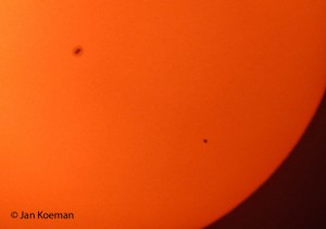 Mercuriusovergang met zonnevlek 7 mei 2003 Nikon Coolpix 4500 achter telescoop met Thousand Oaks zonnefilter.