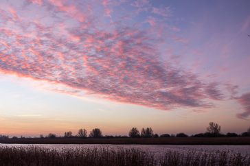 Wolkenlucht bij zonsopkomst bij het Lauwersmeer.