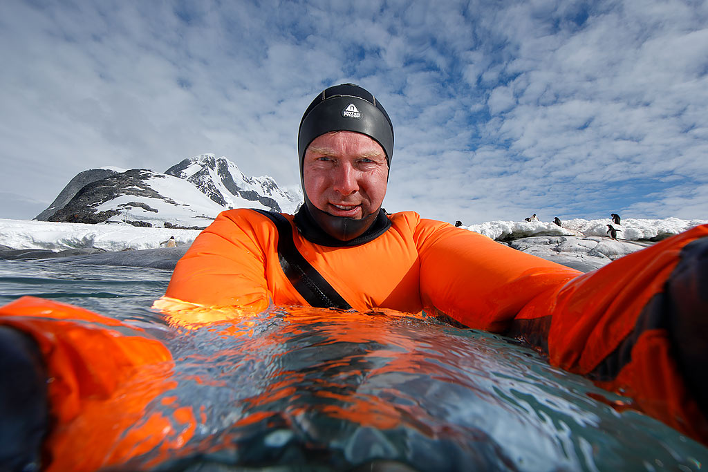 Clemens van der Werf in steen koud water - Antarctica