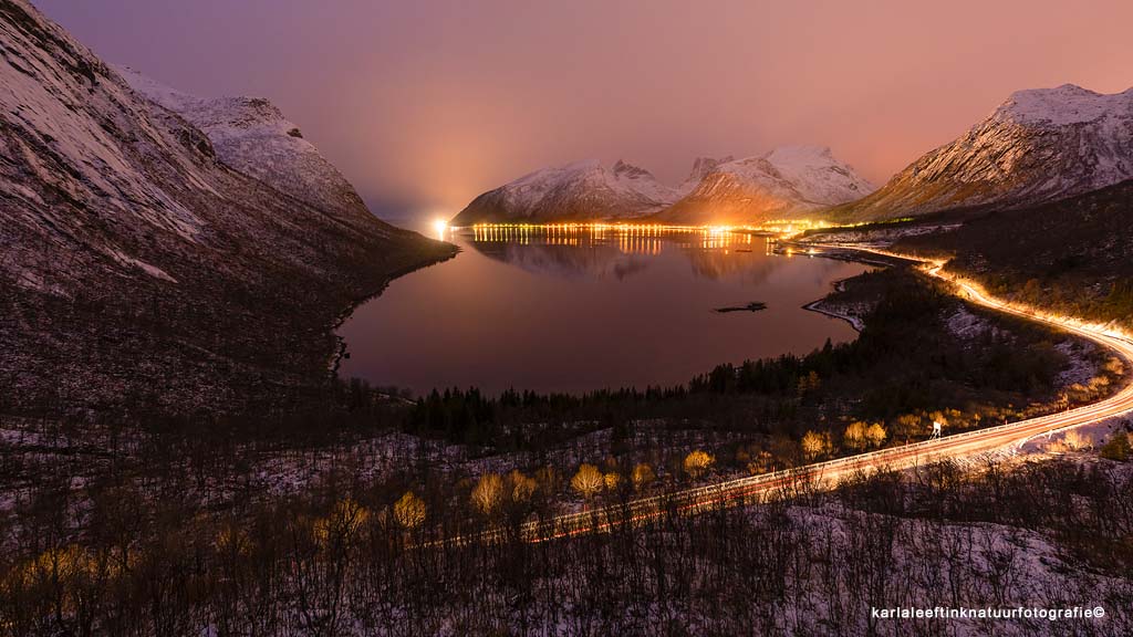 Lichtsporen rond het fjord bij Bergsbotn vanaf de parking met uitkijkplateau.