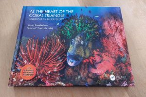 Boekrecensie: At the heart of the coral triangle.