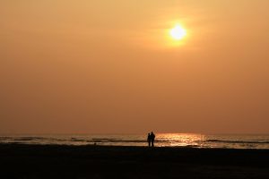 Wat is er nu romantischer dan een strandwandeling tijdens zonsondergang? Fotografisch is die felle lichte bol echter maar een lastig ding, omdat hij alle aandacht opeist.