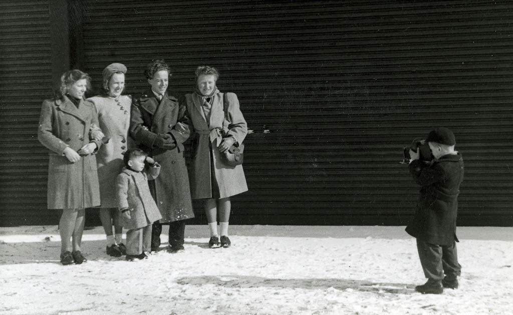 Karel fotografeert zijn moeder met de buren en zijn broertje, 1947