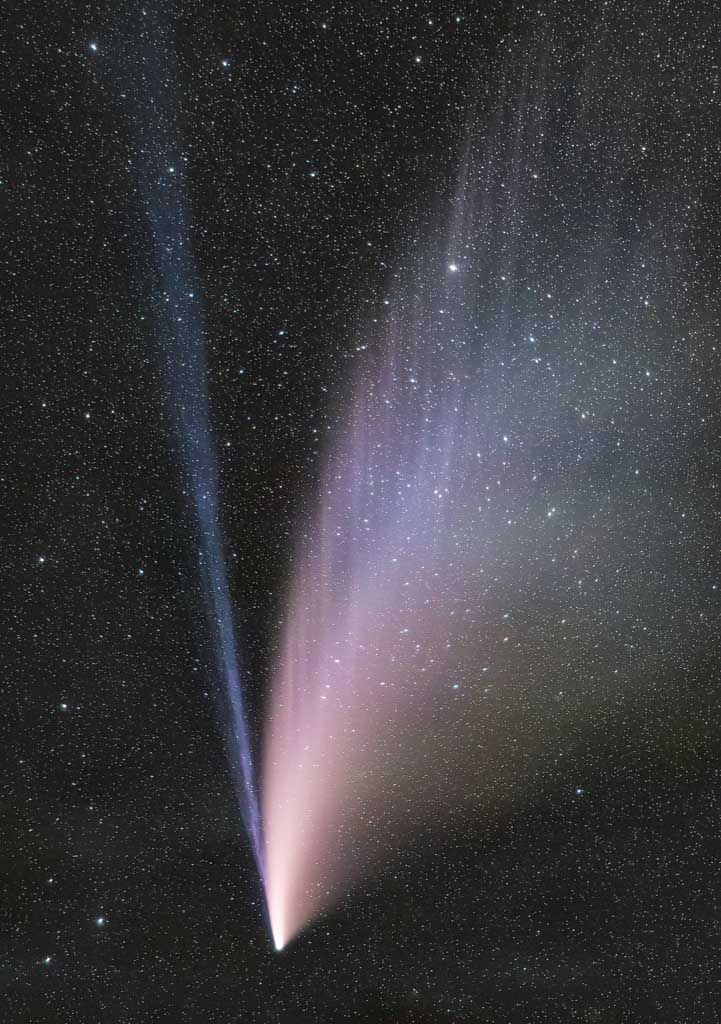 De werkelijk schitterende komeet NEOWISE uit 2020. Opname Details: 80x4sec, Sony A7R3 met een Samyang 85mm F1.4 telelens. Dit is hetzelfde beeldveld als de laatste foto van dit artikel. Het mag dus duidelijk zijn dat komeet C/2022 E3 (ZTF) niet in dezelfde categorie valt als komeet NEOWISE.