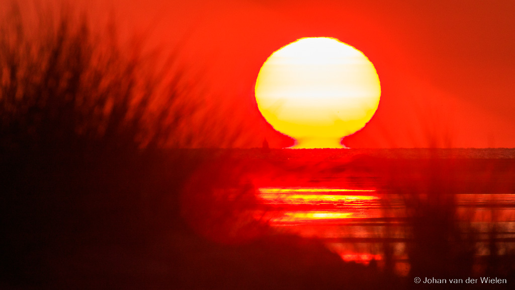 Het eerste optische verschijnsel wat ik op de foto zette was het moment dat de onderkant van de zon de horizon raakt. Het lijkt alsof de zon ineens wijder wordt op de horizon. Je ziet dat de zon is uitgebeten maar als gezegd was dit beeld niet het doel.