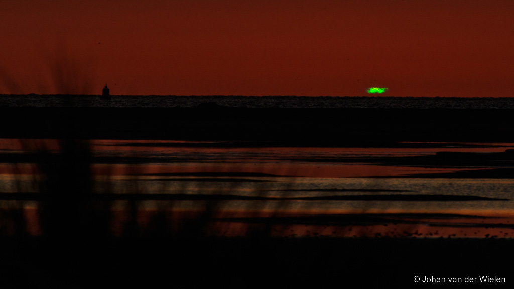 De eerste foto waarbij geen geel licht meer in de zon te zien was, gemaakt op 21:11:20, in de allerlaatste seconde van de zonsondergang. 