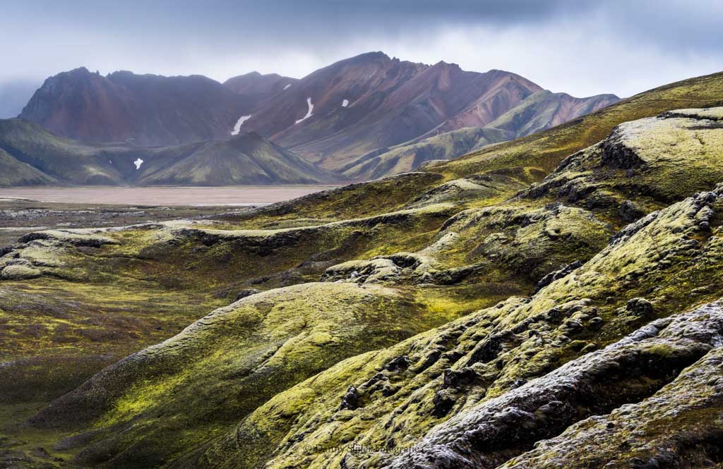 De ruige IJslandse wildernis waar in de wijde omgeving geen mens te bekennen is.