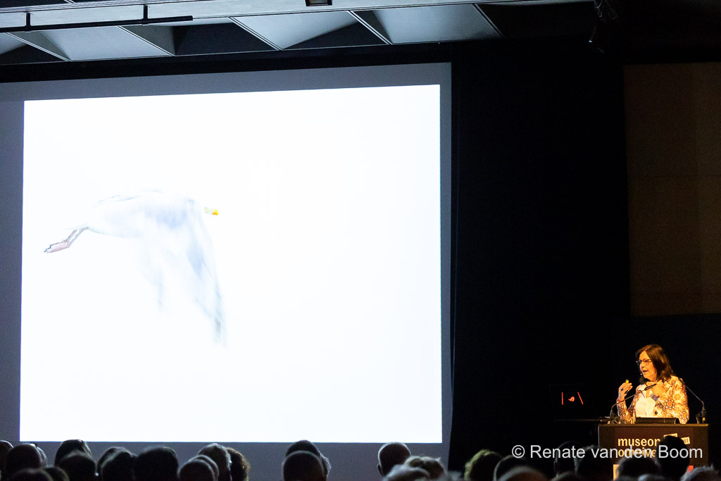 Pauline Rote tijdens haar presentatie "creatieve vogelfotografie".