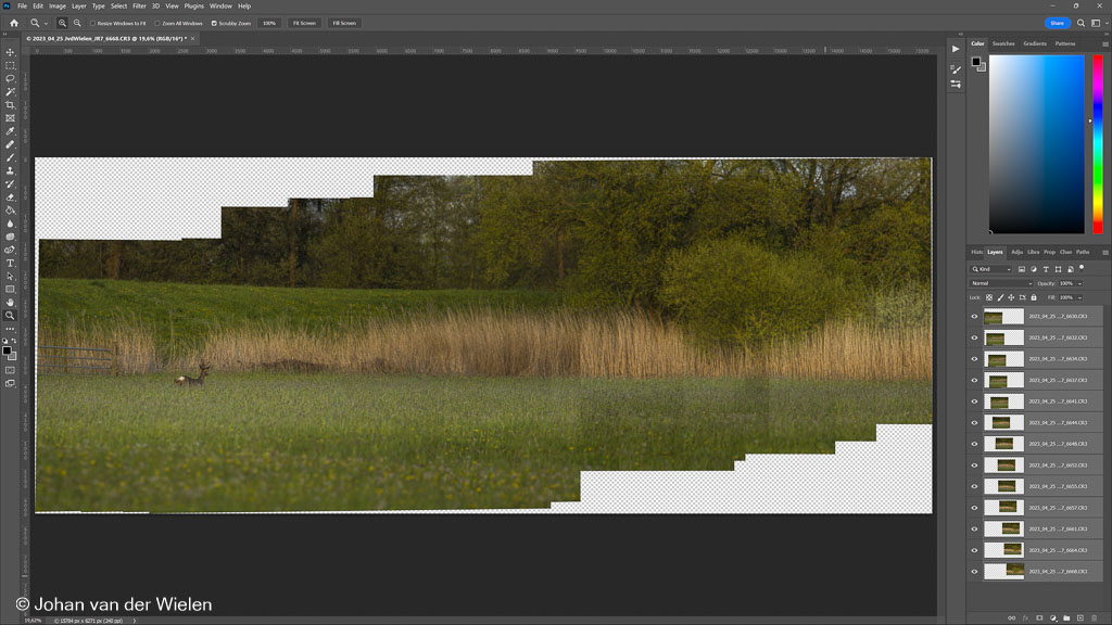 Eenmaal in Photoshop selecteer ik alle lagen zorg ik dat alles uitgelijnd wordt via ‘auto-align layers’. Het is nu in essentie een uitgelijnd panorama maar de kleuren en contrasten zijn nog niet afgestemd.