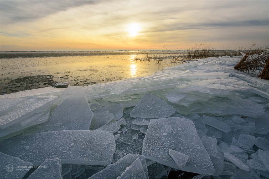 De kou, de mooie structuren en de geluiden van het kruiende ijs maakten het vastleggen van dit beeld een bijzondere ervaring.