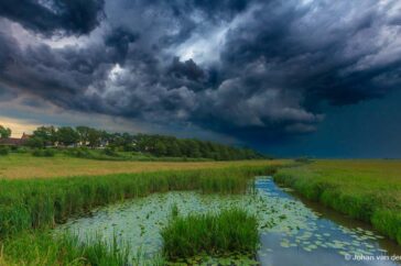 Een heftige onweersbui nadert mijn dorpje, aankondiging van de zomerstorm. Er is veel in de foto te zien en toch heeft de foto een logisch verloop. Je wordt als het ware geleid door het beeld.